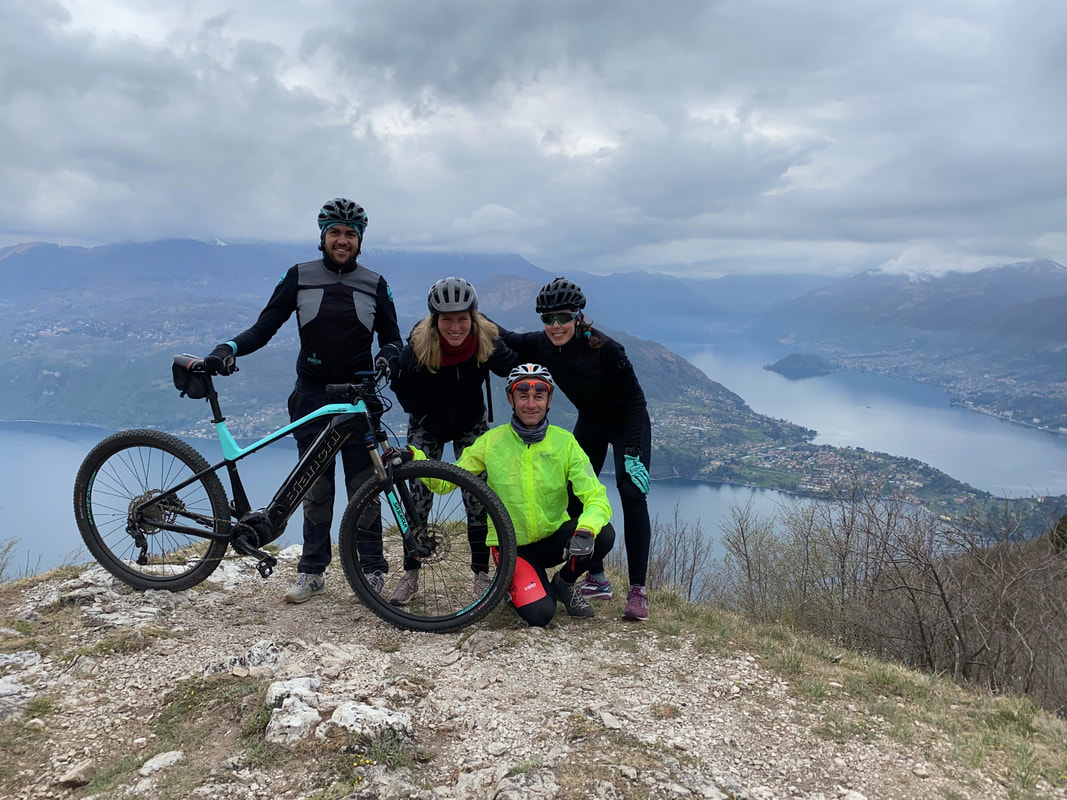 Cyclists with Lake Como View Cyclists with Lake Como View