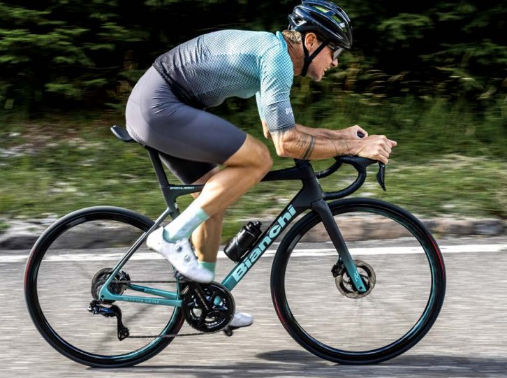Road bike on Lake Como
