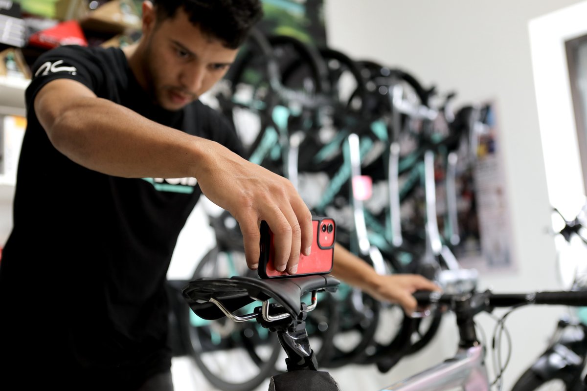 Guide adjusting saddle height before a Lake Como ride