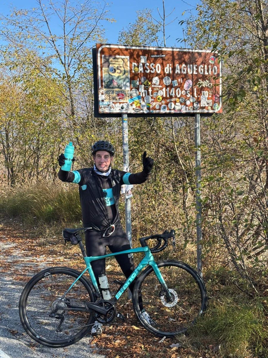 Cyclist at Passo di Agueglio