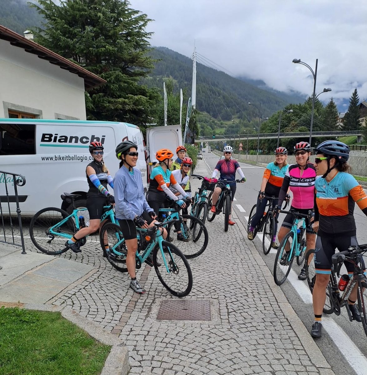 Cyclists on the road - Stelvio