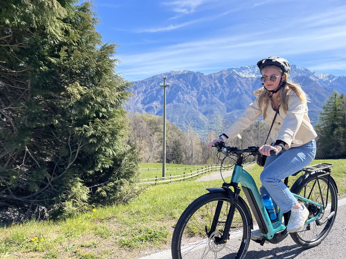 Road bike on Lake Como