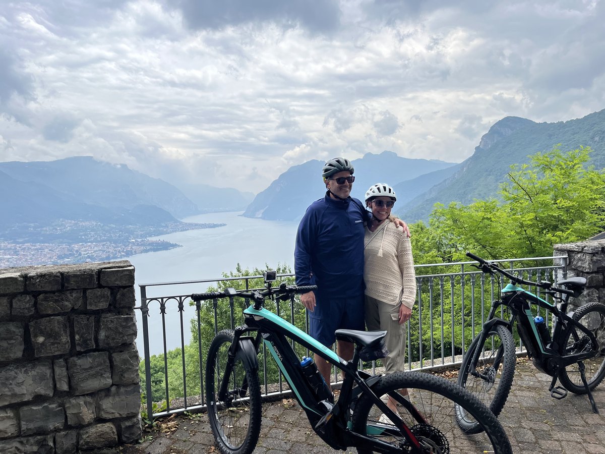 Cyclists on a scenic overlook in Bellagio