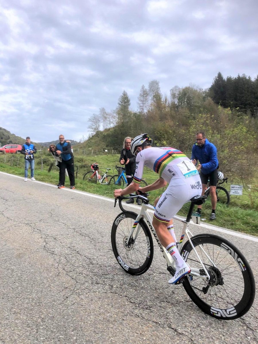 Il Lombardia race atmosphere on the roads of Lombardy